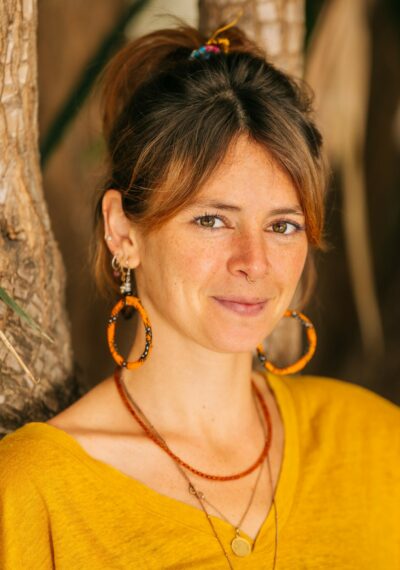Portrait d'une femme avec des boucles d'oreilles et des colliers