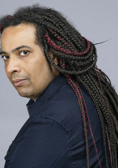 Un homme avec des dreadlocks, vu de trois quarts