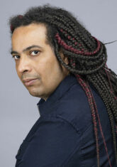 Un homme avec des dreadlocks, vu de trois quarts