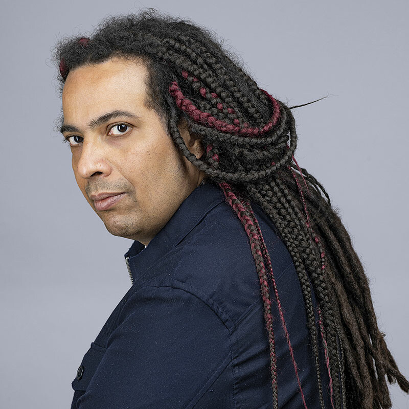 Un homme avec des dreadlocks, vu de trois quarts